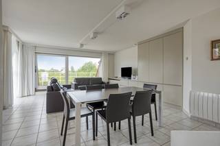Dit uitstekend onderhouden duplex-appartement bevindt zich op de tweede verdieping van Residentie Oase, een rustig gebouw omgeven door groen.<br />Dankzij de aangename ligging geniet u hier van rust, privacy en een mooi open uitzicht op beschermd duingebied.<br /><br />Via de inkomhal bereikt u de lichtrijke leefruimte, waar grote raampartijen zorgen voor veel natuurlijk daglicht.<br />De zithoek en eethoek sluiten naadloos aan op de open keuken, uitgerust met kwalitatieve inbouwtoestellen.<br /><br />Vanuit de leefruimte heeft u toegang tot de ruime terrassen, waar u op elk moment van de dag kunt genieten van de zon en het groene uitzicht.<br /><br />De duplexverdieping omvat drie volwaardige slaapkamers. Dankzij de grote Velux-ramen zijn de kamers bijzonder licht en werden ze optimaal ingericht met praktische maatkasten.<br />De badkamer beschikt over een douche, een marmeren wastafel, een toilet en een wasmachine. Kelderberging.<br /><br />Er is bovendien de mogelijkheid om een ondergrondse gesloten garagebox aan te kopen.<br /><br /><strong>TROEVEN :</strong><br />✔ Rustige en groene ligging<br />✔ 3-gevelappartement met O-Z-W oriëntatie<br />✔ 3 volwaardige slaapkamers<br />✔ Ruime zonneterrassen<br />✔ Recent vernieuwde thermische beglazingen en velux-ramen<br />✔ Kelderberging<br />✔ Gemeenschappelijke fietsenberging<br />