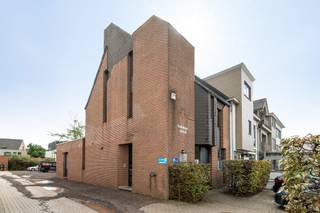 Deze handelswoning geniet van een centrale ligging met uitstekende visibiliteit, een vlotte bereikbaarheid en ruime parkeermogelijkheden.IndelingHet...