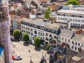 Op een absolute toplocatie in het hart van Aalst bevindt zich dit stijlvolle, <strong>volledig quasi nieuwbouw appartement van 81 m² + 8.4 m² terras.</strong> <strong>Enkel de buitenmuren van het oorspronkelijke gebouw werden behouden,</strong> waardoor u geniet van een eigentijdse woning met alle comfort van vandaag. <strong>Dankzij de lucht-waterwarmtepomp, vloerverwarming en het gunstige EPC woont u niet alleen comfortabel,</strong> maar ook bijzonder energiezuinig.<strong> Bij het binnenkomen valt meteen de lichtrijke leefruimte op, waar de grote raampartijen een prachtig panoramisch uitzicht bieden over de Grote Markt en de historische binnenstad. </strong>Aansluitend bevindt zich <strong>het ruime terras van ca. 9 m², </strong>waar u in alle rust kunt genieten van de levendige omgeving. Er is bovendien voldoende plaats om gezellig buiten te tafelen of te ontspannen. De open, volledig ingerichte keuken sluit naadloos aan op de leefruimte. Verder beschikt het app. over een praktische berging, een ruime slaapkamer, een stijlvolle badkamer, een afzonderlijk gastentoilet en een privatieve kelderberging (verplicht mee aan te kopen), ideaal als extra opslagruimte.<br />Het appartement maakt deel uit van een kleinschalige residentie met slechts vier appartementen, wat zorgt voor een aangename woonomgeving en beperkte gemeenschappelijke kosten. Het gebouw is voorzien van een lift en momenteel is er nog geen syndicus aangesteld. A<strong>chteraan kan bovendien een autostaanplaats optioneel worden bijgehuurd. Een bijkomende troef is dat het appartement wordt verkocht onder registratierechten en dus niet onder het btw-stelsel. </strong>De oplevering is voorzien op 1 september, zodat u binnenkort kunt genieten van een instapklare, energiezuinige woning op een van de meest gegeerde locaties van Aalst.<br />Een unieke opportuniteit voor wie op zoek is naar een kwalitatief afgewerkt appartement met een uitzonderlijk uitzicht, veel lichtinval en alle voordelen van hedendaags wooncomfort, midden in het bruisende stadscentrum.