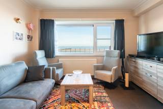 Verzorgde studio met prachtig frontaal zeezicht, gelegen op het gelijkvloers. De lichtrijke leefruimte combineert wonen en slapen en sluit aan op...