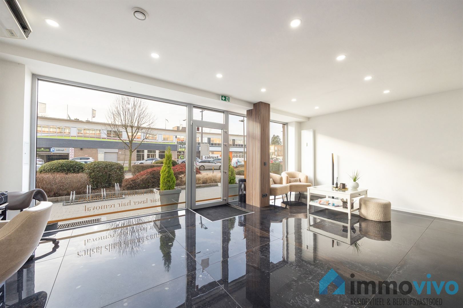 Volledig gerenoveerd beautysalon/kapsalon met 2 parkings - foto 3