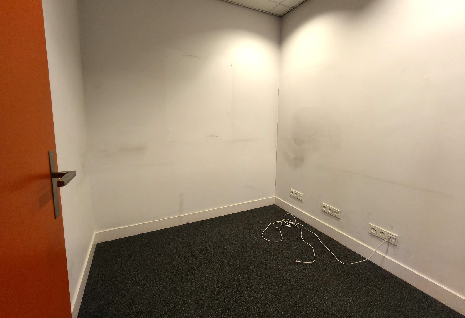 UITSTEKEND GELEGEN HANDELSPAND - MODERN INGERICHT EN INSTAPKLAAR - foto 5