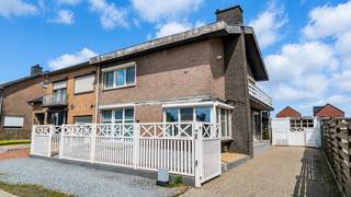 <p><strong>Ruime gezinswoning met 3 slaapkamers, garage, grote zolder en volledig omheinde tuin</strong></p>
<p>Bent u op zoek naar een ruime woning met veel lichtinval en tal van mogelijkheden? Dan heeft deze leuke woning heel wat te bieden. Dankzij de praktische indeling, ruime leefruimtes en aangename buitenomgeving vormt dit een ideale thuis voor gezinnen die op zoek zijn naar comfort en ruimte.</p>
<p>Bij aankomst wordt u verwelkomd door een volledig omheind perceel met een verzorgde voortuin afgewerkt met kiezel, hekwerk en een elektrische poort. De verlichte oprit naast de woning zorgt voor voldoende parkeermogelijkheden en beschikt bovendien over een extra terrasgedeelte. Achteraan geniet u van een ruim betegeld terras met aansluitend een groene tuinzone, een bijkomend beklinkerd gedeelte en een garage met overkapping en voorzieningen voor een buitenkeuken.</p>
<p>Bij het binnenkomen valt meteen de ruime inkomhal met open trap en vide op, wat zorgt voor een open en aangenaam gevoel. De tegelvloer loopt door naar de lichtrijke leefruimte waar grote raampartijen zorgen voor veel natuurlijk daglicht. Dankzij het verlaagd plafond met ingebouwde spots krijgt de ruimte een moderne uitstraling. Extra comfort wordt voorzien door vloerverwarming en er is eveneens mogelijkheid voor een open haard.</p>
<p>De open keuken vormt het centrale punt van de woning en beschikt over veel opbergruimte, een kook- en afwaseiland en een aansluitende hoge bartafel. Dankzij de twee grote schuiframen en de lichtkoepel geniet deze ruimte van veel lichtinval. De keuken is volledig uitgerust met een Amerikaanse koelkast, ingebouwde koelkast, wijnkoeler, vaatwasser, cooker-kraan, ingebouwde koffiemachine, combi-oven met stoomfunctie, extra stoomoven, inductiekookplaat en dampkap met verlichting.</p>
<p>Op de bovenverdieping bevinden zich drie ruime slaapkamers met grote ramen en veel natuurlijke lichtinval. De master bedroom beschikt daarnaast over airconditioning en een elektrische sfeerhaard. De badkamer is uitgerust met een hoekbad, toilet en lavabo, waarbij reeds voorzieningen aanwezig zijn voor een douche.</p>
<p>Een extra troef is de ruime zolder van ongeveer 90 m² met een hoogte van circa 4,20 meter. De nodige plannen en vergunningen zijn nog aanwezig, wat mogelijkheden biedt voor verdere inrichting.</p>
<p>De woning beschikt bovendien volledig over elektrische rolluiken.</p>
<p><strong>Troeven op een rij:</strong><br />✔ 3 ruime slaapkamers<br />✔ Open keuken met veel opbergruimte en hoogwaardige toestellen<br />✔ Vloerverwarming op het gelijkvloers<br />✔ Airconditioning aanwezig<br />✔ Elektrische rolluiken doorheen de woning<br />✔ Ruime zolder van ca. 90 m² met mogelijkheden<br />✔ Garage met overkapping<br />✔ Volledig omheind perceel met elektrische poort<br />✔ Veel natuurlijke lichtinval</p>
<p></p>
<p><em>STEDENBOUWKUNDIGE INFORMATIE:</em><em><br />- Stedenbouwkundige vergunning ontvangen : in aanvraag<br />- Stedenbouwkundige bestemming: in aanvraag<br />- Verkavelingvergunning: in aanvraag<br />- Voorkooprecht RUP: in aanvraag<br />- Dagvaarding en herstelvordering voor inbreuk op de stedenbouwkundige voorschriften: in aanvraag</em></p>
<p><em>- Bestuursmaatregelen in het maatregelenregister: GEEN<br />- Overstromingsgevoeligheid van uw vastgoed:<br />P-score:<span> A</span><br />G-score:<span> A</span><br />EPC:<span> D </span>label,<span> 399 </span>kWH/m²</em></p>
<p><em>KI: 894 euro</em></p>
<p></p>