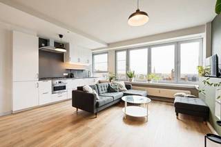 Stel je voor: elke ochtend wakker worden met een ononderbroken zicht over de Antwerpse skyline, de kathedraal in het vizier en de stad aan je voeten. Dit is geen appartement — dit is een standpunt.<br /><br />Op de 8e verdieping van de Italiëlei vindt u een volledig gerenoveerd penthouse van 100m² dat licht, ruimte en stadsgevoel combineert op een manier die in Antwerpen zeldzaam is. De open leefruimte met grote raampartijen baadt in daglicht. De moderne keuken, gerenoveerde badkamer en twee volwaardige slaapkamers zijn stuk voor stuk afgewerkt met oog voor detail.<br /><br />Maar wat dit appartement echt bijzonder maakt, zijn de cijfers:<br /><br />€199/maand aan lasten — inclusief water, verwarming én syndic. In Antwerpen is dat uitzonderlijk.<br />EPC B — geen renovatieplicht, geen verplichte investering, geen deadline. Gewoon wonen.<br /><br />Onmiddellijk beschikbaar — geen wachttijd, geen werken.<br /><br />Optie: private parkeerplaats in het gebouw. Optie: woning inclusief meubels. Lift aanwezig. Conform elektriciteit.<br /><br />Centraal gelegen op de Italiëlei — alles van Antwerpen op wandel- of fietsafstand.<br /><br />Deze woning wordt rechtstreeks verkocht door de eigenaar via ikverkoopuitdehand.be
