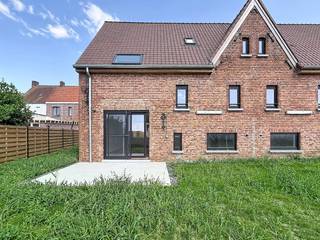Ce bâtiment mitoyen à Anzegem est à louer ! Cette maison dispose de 3 chambres et d'un grand jardin. <br /><br />MISE EN PAGE :<br />GLV :<br />- hall d'entrée <br />- toilettes pour invités<br />- espace de vie spacieux<br />- cuisine avec plaque vitrocéramique, lave-vaisselle, four, réfrigérateur,...<br />- un débarras séparé dans la cuisine<br /><br />Premier V :<br />- salle de bain spacieuse avec baignoire, douche à l'italienne et double vasque<br /><br />Deuxième V :<br />- 2 chambres spacieuses <br /><br />3e V :<br />- chambre/bureau <br /><br />GÉNÉRAL :<br />- superbement fini <br />- techniques les plus récentes <br />-