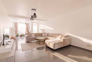 www.wolvestraat108.beMaison familiale entièrement prête à emménager, avec jardin.Vous recherchez une maison familiale spacieuse, entièrement prête à emménager, avec 4 chambres, dans un emplacement de choix ? Cette maison bien entretenue allie des espaces de vie confortables à un magnifique jardin aménagé, idéal pour profiter du calme. Située dans une rue calme, à quelques pas de l'AZ Glorieux, de la Petite et de la Grande Place, et à proximité des écoles, des commerces et de toutes les commodités quotidiennes. Son emplacement exceptionnel et le fait qu'elle soit prête à emménager font de cette maison le foyer idéal pour toute famille. Prévoyez dès aujourd’hui votre visite et laissez-vous agréablement surprendre ! Ce bien est proposé à un prix 'à partir de'.