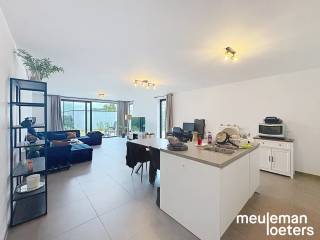 Dit charmevolle gelijkvloers appartement in Beernem biedt een perfecte combinatie van comfort en functionaliteit. Het appartement beschikt over 2 slaapkamers. De lichte leefruimte zorgt voor een warme en uitnodigende sfeer, waarin u zich meteen thuis zult voelen.<br /><br />De moderne badkamer is uitgerust met een dubbele lavabo en een inloopdouche. Daarnaast beschikt het appartement over een praktische indeling die het dagelijkse leven vergemakkelijkt. Dankzij de goede isolatie en kwalitatieve afwerking geniet u hier van een energiezuinig appartement.<br />In de tuin kunt u in alle rust genieten. <br /><br />Gelegen in Beernem, bevindt u zich dichtbij alle faciliteiten zoals winkels, scholen en openbaar vervoer. Dit appartement is perfect voor wie wil wonen in een aangename en bereikbare omgeving, met alle comfort binnen handbereik. Een uitstekende kans om een duurzame woonplek te bemachtigen.<br /><br />Mogelijkheid tot het bijhuren van een garage voor €60 of een standplaats voor €25.