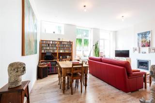 In het aangenaam en rustgevende dorpscentrum van Lo resideert dit prachtig herenhuis. Dit karaktervol, lichtrijk en mede ruime woning situeert zich nabij kleinhandel, school, openbaar vervoer en bevindt zich dichtbij de vlotte verbindingsweg richting Veurne en Diksmuide. Ze is ingedeeld met een ruime inkomhal met aparte fietsen berging, een moderne/strakke keuken ingericht met kwalitatieve toestellen van Bosh zijnde: inductiekookplaat, dampkap, oven en microgolf, frigo en spoelbak, een ruime en lichtrijke woonkamer met grote raampartijen en een droge kelder. Op het verdiep treffen we 4 slaapkamers, waarvan 3 volwaardige en een genoeglijke badkamer met inloopdouche, een lavabomeubel en een groot ligbad. Bijkomend is er een grote, praktische zolder en een groot, zongericht terras aanwezig.