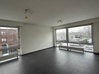 Ruim appartement van ca. 90 m² in het centrum van Brasschaat, op wandelafstand van winkels, openbaar vervoer en parkeergelegenheid.<br /><br />Het appartement bevindt zich op de 2de verdieping en beschikt over een inkomhal met gastentoilet en vestiairekast/bureaumeubel, twee slaapkamers (15 en 8 m2) en een badkamer met bad en lavabo. De ruime keuken en lichtrijke living bieden een aangenaam zicht op het park van Brasschaat, wat zorgt voor een groene en rustige woonomgeving.<br /><br />Een ondergrondse kelderberging is inbegrepen in de huurprijs.<br /><br />Maandelijkse provisie van €125 (exclusief de huurprijs), met inbegrepen verwarming.<br /><br />Ideaal voor wie comfortabel en centraal wil wonen in een aangename omgeving.