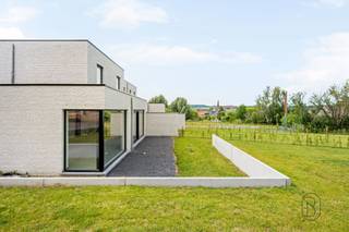 <p>KWALITATIEVE moderne energiezuinige ARCHITECTUURWONINGEN met GROTE TUIN. Mooi gelegen in een rustige & aangename omgeving. ENERGIEZUINIGE (E-peil 20) moderne NIEUWBOUWWONINGEN. Kwalitatieve GROTE KLASSEWONINGEN met OPRIT, TUIN, 3 SLK en ZONNEPANELEN!</p>