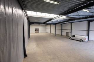 Ontdek deze instapklare en uitstekend uitgeruste bedrijfsruimte van 1.263 m², gelegen op een toplocatie aan de Lichtenberglaan 2077. Deze eigentijdse hal met een hoogte van 5,8 meter biedt alle faciliteiten voor een efficiënte en comfortabele werkomgeving.<br /><br />De ruimte is voorzien van twee grote sectionaalpoorten die zorgen voor een vlotte toegang en logistieke afhandeling. Dankzij de zonnepanelen is het gebouw energiezuinig, terwijl drijfkracht aanwezig is voor industriële toepassingen. In de kantoren geniet u van airconditioning én een palletkachel, wat bijdraagt aan een aangenaam werkklimaat het hele jaar door.<br />De kantoorruimte is bijzonder praktisch ingedeeld en voorzien van glazen wanden, wat zorgt voor een open en overzichtelijk gevoel, zonder in te boeten aan akoestisch comfort. Hierdoor blijft het visuele contact behouden, terwijl geluidsoverlast tot een minimum beperkt wordt. Op de bovenverdieping vinden we moderne sanitaire voorzieningen, hier kan men gebruikmaken de volledig uitgeruste keuken, ideaal voor lunchpauzes of vergaderingen.<br /><br />Verder zijn er 10 privéstaanplaatsen vlak voor de deur. De ligging garandeert bovendien een zeer vlotte bereikbaarheid, zowel voor personeel, klanten als leveranciers.<br /><br />Bent u op zoek naar een future-proof locatie voor uw onderneming? Aarzel dan niet om ons te contacteren. <br /><br /><br />*Verhuur onder BTW-tarief, deze is niet inbegrepen in de prijs*