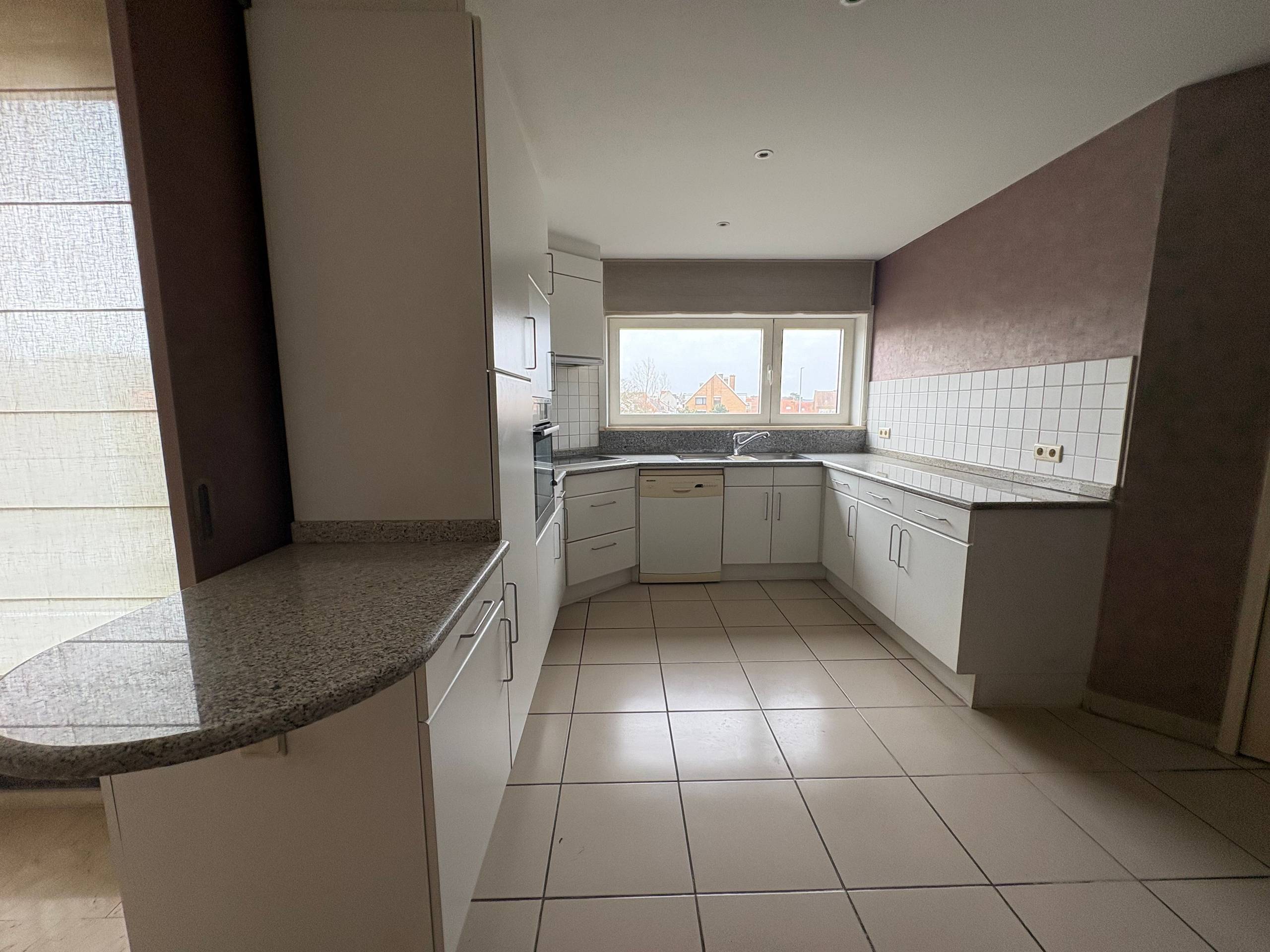 Riant appartement met 3 slaapkamers, 2 badkamers en twee terrassen te huur te Oostende! - foto 3