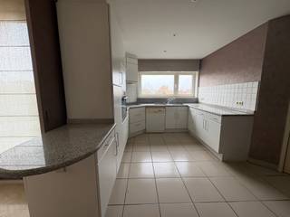 Te huur in Oostende: uitzonderlijk ruim appartement van maar liefst 200 m², ideaal gelegen vlakbij alle dagelijkse voorzieningen en met een bijzonder vlotte verbinding naar de autostrade. <br /><br />Dankzij de centrale ligging bevinden winkels, scholen, openbaar vervoer en andere faciliteiten zich op korte afstand, terwijl u toch geniet van ruimte en comfort in een aangename woonomgeving.<br /><br />Dit lichtrijke appartement onderscheidt zich vooral door zijn gigantische leefruimte, waar u moeiteloos verschillende gezellige zithoeken en een ruime eetplaats kunt creëren. De grote raampartijen zorgen voor een open en aangenaam gevoel doorheen de volledige woonruimte. Aansluitend beschikt het appartement over twee ruime terrassen waar u in alle rust van het buitenleven kunt genieten.<br /><br />De keuken is volledig uitgerust en voorzien van een zeer ruime berging. <br /><br />Verder omvat het appartement drie volwaardige slaapkamers, ideaal voor gezinnen, koppels die extra ruimte wensen of wie graag een bureau of hobbykamer voorziet. <br /><br />Daarnaast zijn er twee comfortabele badkamers aanwezig: één badkamer uitgerust met een ligbad en een tweede badkamer voorzien van een praktische douchecabine.<br /><br />Dit appartement biedt een unieke combinatie van ruimte, comfort en een uitstekende bereikbaarheid, wat het een zeldzame opportuniteit maakt op de huurmarkt in Oostende.<br /><br />Het appartement is onmiddellijk beschikbaar en kan gehuurd worden tot 30/06/2028.<br /><br />De huurprijs bedraagt €1.150 per maand, met daarnaast €100 vaste kosten inclusief waterverbruik.<br /><br />