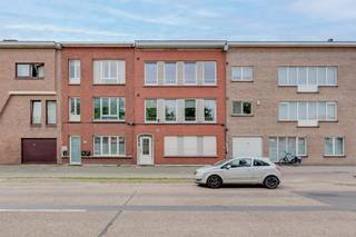 <p><span>Verzorgd </span><span>2-slaapkamerappartement</span><span> met open keuken, </span><span>terras </span><span>aan de</span><span> Ringlaan 136</span><span> in </span><span>Merksem</span><span>! </span></p><p><span> </span></p><p><span>Dit appartement met twee slaapkamers bevindt zich op de tweede en tevens bovenste verdieping van een kleinschalig gebouw zonder lift, gelegen in een rustige woonomgeving in Merksem. </span></p><p><span>De ligging combineert een uitstekende bereikbaarheid met een aangename woonomgeving. In de nabije omgeving vindt u winkels, scholen en openbaar vervoer, terwijl het </span><span>Bouckenborghpark</span><span> en het </span><span>Fort van Merksem</span><span> tal van mogelijkheden bieden voor ontspanning in het groen. Bovendien bevindt </span><span>Sportoase Elshout</span><span> zich op korte afstand. </span></p><p><span> </span></p><p><span>Indeling :</span></p><p><span> </span></p><p><span>- inkomhal</span></p><p><span>- woonkamer met veel lichtinval</span></p><p><span>- ruime keuken met eiland</span></p><p><span>- badkamer met douche</span></p><p><span>- aparte wc</span></p><p><span>- slaapkamer 1</span></p><p><span>- slaapkamer 2</span></p><p><span>- wasplaats</span></p><p><span>- terras</span></p><p><span> </span></p><p><span>Troeven:</span></p><p><span>- EPC 247 kWh/m² jaar - label C</span></p><p><span>- asbestveilig attest</span></p><p><span>- ramen in PVC-kader met dubbele beglazing</span></p><p><span>- elektrische installatie conform AREI</span></p><p><span>- voorschotten op de vaste kosten bedragen 100 euro/maand</span></p><p><span> </span></p><p><span> </span></p><p><span>Ben jij geïnteresseerd in dit appartement te koop in Merksem, ben je op zoek naar ander vastgoed of wens je de waarde van jouw eigendom te kennen? Dan ben je bij BOLT immo aan het juiste adres! Wij helpen jou graag verder.</span></p><p><span> </span></p>