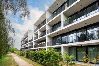 Opendeurdag: 12 september van 13u tot 16u, op afspraak.<br /><br />Bent u op zoek naar een recent en energiezuinig appartement uit 2022, met 2 ruime slaapkamers, een groot terras met tuin en een ondergrondse autostaanplaats? Dan is dit prachtige appartement in hartje Beveren zeker een bezoek waard.<br /><br />Residentie “PROSPER PARK” is rustig gelegen in een verzorgd en idyllisch binnengebied, op wandelafstand van het centrum., winkels, scholen, openbaar vervoer, horeca en de wekelijkse dinsdagmarkt. Dankzij de vlotte verbinding met de E17, E34 en belangrijke invalswegen is ook de bereikbaarheid uitstekend.<br /><br />Het appartement combineert hedendaags wooncomfort met een hoogwaardige afwerking. De inkomhal beschikt over een veiligheidsdeur met 3-puntsslot, ingemaakte zitbank met bergruimte en WC. De ruime, lichtrijke leefruimte met grote raampartijen sluit aan op de tuin. De open keuken is uitgerust met kwalitatieve AEG-toestellen en een duurzaam Dekton-werkblad.<br /><br />De buitenruimte met terras, tuin en tuinhuis is een troef. Verder zijn er 2 ruime slaapkamers met ingemaakte kasten, een dressing, moderne badkamer met bad, inloopdouche, dubbele wastafel en WC, en een aparte wasruimte. Vloerverwarming en zonnepanelen zorgen voor extra comfort en energiezuinigheid. Tot slot beschikt het appartement over een ondergrondse autostaanplaats (mee aan te kopen voor €22.500) en kelder.<br />- EPC A- P-&G-score D-Stedenbouw: Vg--Wg-Gmo-Gvkr-Gvv<br />Interesse? Surf naar onze website of bel ons voor een afspraak of meer info.