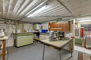 <p><strong>Op een unieke ligging aan de ingang van natuurgebied Den Dotter en in een rustige doodlopende straat bevindt zich deze te renoveren bungalow met tal van mogelijkheden. </strong>De woning beschikt over <strong>een bewoonbare oppervlakte van ca. 140 m²</strong> en omvat een inkomhal, een gastentoilet, een lichtrijke woonkamer, een aparte leefkeuken met toegang tot <strong>de veranda</strong>, een nachthal, <strong>drie slaapkamers</strong>, een badkamer en een berging. Een absolute meerwaarde is <strong>de zolderverdieping van maar liefst 140 m²</strong>, bereikbaar via een vaste trap. Deze ruimte biedt uitstekende mogelijkheden om de woning aanzienlijk uit te breiden. Ook <strong>de ruime droge kelder </strong>zorgt voor extra opslag- of hobbyruimte. Verder beschikt de eigendom over<strong> een aparte garage, oprit met parkeergelegenheid en een voor- en achtertuin.</strong> Bent u op zoek naar een renovatieproject met een solide basis, veel ruimte en een uitzonderlijke ligging midden in het groen, maar toch vlot bereikbaar via de N460 tussen Erembodegem en Geraardsbergen? Dan is deze woning zeker een bezoek waard.</p>