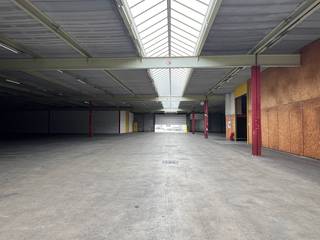 Entrepôt très bien situé d'une surface de 4.870 m² et d'une surface de bureaux de 185 m² à louer avec une surface de stockage extérieur de 915 m²...