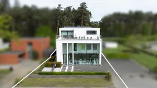 Sur une route d'accès, non loin de l'autoroute E313, nous trouvons ce magnifique bâtiment polyvalent avec de multiples possibilités. Actuellement, le rez-de-chaussée et le sous-sol sont utilisés comme atelier et espace d'exposition (391m²) et le 1er et le 2e étage comme logement avec bureaux (309m²).<br /><br />Disposition du rez-de-chaussée :<br />L'impressionnante façade vitrée avec la porte d'entrée nous mène à l'impressionnant espace d'exposition avec un plafond haut (3m), un sol en époxy, 2 salles de bains, un bureau séparé et à l'arrière une cuisine entièrement équipée, finie avec des armoires sur mesure du sol au plafond et une porte d'accès au parking/terrasse à l'arrière.<br /><br />Sous-sol :<br />Un escalier moderne nous mène à la deuxième partie de l'espace d'exposition. Grâce à une verrière à l'avant avec des carreaux de verre intégrés dans le sol du rez-de-chaussée et la grande baie vitrée à l'arrière, cet espace est baigné de lumière. Les portes en verre nous donnent accès à un large escalier menant au jardin/terrasse à l'arrière. À côté de cet espace, on trouve un grand espace de rangement/archives et une salle technique.<br /><br />Bureaux et logement au 1er étage :<br />En passant par la deuxième porte d'entrée à l'avant du bâtiment, on accède au hall d'entrée avec toilettes pour invités ainsi qu'à l'escalier et à l'ascenseur menant au premier étage. Cet espace ouvert a été compartimenté en 2 bureaux différents par des armoires et des cloisons en verre. Ensuite, on accède aux espaces de vie, avec parquet, de grandes fenêtres, un coin salon/télévision, une cheminée au gaz, la salle à manger et une cuisine entièrement équipée avec îlot de cuisson équipé d'une hotte encastrée, une plaque à induction, un Quooker, ainsi qu'un lave-vaisselle, un four, un four à micro-ondes, un four à vapeur à haute pression et une machine à café encastrée Miele. Ensuite, la grande buanderie/rangement avec notamment des refroidisseurs de vin Miele.<br /><br />2e étage :<br />Ici, nous trouvons une grande buanderie/salle de repassage, une petite cuisine avec accès à la très grande terrasse sur le toit, qui est également accessible depuis la chambre principale. Celle-ci dispose d'un dressing et d'une salle de bains avec 2 lavabos, des toilettes, une douche à l'italienne et un sauna. Le hall et la 2e chambre nous donnent accès à la 3e grande terrasse sur le toit (à l'arrière). Cette 2e chambre ou chambre d'amis dispose également d'une armoire encastrée et d'une salle de bains avec double lavabo, douche et toilettes.<br /><br />Caractéristiques :<br />- Finition haut de gamme<br />- Ascenseur disponible<br />- Panneaux solaires<br />- Magnifiques terrasses ensoleillées<br />- Box garage sur le terrain<br />- Possibilité de vivre et travailler<br />- Possibilité de cohabitation<br />- Extension possible grâce au terrain adjacent<br />- Certificat de performance énergétique A pour le commerce<br />- Certificat de performance énergétique A pour l'appartement<br /><br />L'achat supplémentaire du terrain adjacent est possible pour 260 000 €. On y trouve déjà un garage pour 3 voitures.