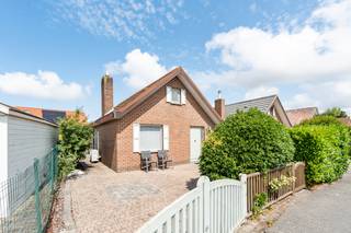 Oostduinkerke: Instapklare vakantiewoning te koop.In het rustige vakantiedomein Peerdehoek te Oostduinkerke staat een volledig gerenoveerde...