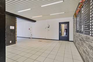 <p>Te koop:handelspand in het hart van Mechelen, op de Melaan, vlakbij de Vismarkt en diverse scholen.</p>
<p> </p>
<p>Dit handelspand is commercieel uitstekend gelegen in een levendige en toeristische zone. De ligging op de Melaan biedt directe toegang tot het historische centrum, met scholen zoals het Conservatorium, Scheppers en TSM op wandelafstand.</p>
<p> </p>
<p>Belangrijkste ruimtes:<br />• Commerciële zone<br />• Toilet (voor klanten en personeel)<br />• Berging<br />• Keukenruimte geschikt voor horeca-activiteiten</p>
<p> </p>
<p>Troeven:<br />• Commercieel goed gelegen in het centrum van Mechelen<br />• Nabij Vismarkt en scholen, ideaal voor constante passage</p>
<p> </p>
<p>Neem vandaag nog contact op met je ERA-makelaar voor een bezoek.</p>
<p> </p>
<p>JOUW DROOMHANDELPAND. ZO GEVONDEN!</p>