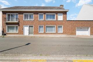 Ontdek deze te renoveren woning met een sterke basis en talloze mogelijkheden. Met vier slaapkamers, een tuin en garage is dit de ideale...