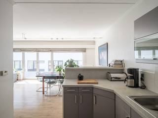 Lichtrijk 2 slpk appartement met terras nabij het station Gent-Sint-PietersVoor bezoekaanvragen, mail naar info@carloeggermont.be Dit appartement...