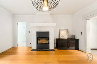 TE KOOP: LICHTRIJKE VILLA MET TUIN, OPRIT EN GARAGE IN HET HART VAN LOCHRISTIIn de Kasseitje in Lochristi, vlak bij de N70, vind je deze stijlvolle...