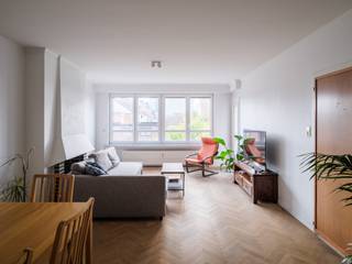 <strong>Ruim appartement (115 m² BVO) met 3 volwaardige slaapkamers en twee buitenruimtes nabij station Gent-Sint-Pieters.</strong><br /><br /><em>Voor meer informatie, mail naar info@carloeggermont.be</em><br /><br />Op een bijzonder vlot bereikbare locatie, vlak bij station Gent-Sint-Pieters en met uitstekende verbindingen naar het stadscentrum, bevindt zich dit ruime appartement op de vierde verdieping.<br /><br />Aan de voorzijde bevindt zich de lichtrijke leefruimte, met voldoende plaats voor zowel een zit- als eetgedeelte. Van hieruit is er toegang tot het balkon met open zicht over het Koningin Maria Hendrikaplein. De keuken is afzonderlijk ingericht en beschikt over een aanpalende praktische berging.<br /><br />Aan de achterzijde bevinden zich drie volwaardige slaapkamers. Eén van de slaapkamers geeft toegang tot het ruime terras, met een open zicht richting de Sint-Pauluskerk.<br /><br />Centraal in het appartement bevindt zich de ruime inkomhal met vestiaire, een afzonderlijk toilet en de badkamer.<br /><br />Daarnaast beschikt het appartement over een privatieve kelderberging. Het dak van de residentie werd reeds geïsoleerd.<br /><br /><strong>Kortom, een ruim en lichtrijk appartement met drie slaapkamers, twee buitenruimtes en een bijzonder centrale ligging — interessant voor zowel eigen bewoning als investering.</strong>