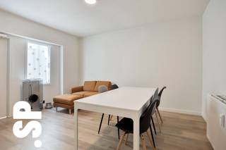 6 volledig vernieuwde en bemeubelde studentenkamers in centrum Geel te koop.
De studentenkamers bestaan uit een slaapkamer voorzien van een bureau, bureaustoel, een eenpersoonsbed zonder matras (uittrekbaar naar tweepersoonsbed), kledingkast, ladekast, koelkast met vriesvak en een combi-oven. Daarnaast beschikt elke kamer over een eigen douchekamer met douche, toilet en lavabo.
De kamers maken deel uit van een verzorgd studentengebouw met in totaal 12 studentenkamers. De bewoners maken gebruik van een ruime gemeenschappelijke leefruimte en keuken. Verder is er een gemeenschappelijke fietsen- en vuilnisberging aanwezig, evenals een ruime parking achteraan het gebouw.
De studentenkamers zijn individueel beschikbaar aan €125.000 per kamer. Wie op zoek is naar een interessante investering, kan ook alle 6 studentenkamers samen aankopen voor €750.000.
Momenteel bedraagt de huurprijs per studentenkamer €410 + €85 algemene onkosten, waarbij de algemene kosten (verbruik van water, energie, telecommunicatie en de belasting op tweede verblijven) inbegrepen zijn.
Troeven:
- CV = Gas
- EPC A = 88 kWh/m²
- Lichtarmaturen en verduisteringsgordijnen zijn voorzien.
- Centrale ligging in het centrum van Geel met een zeer goede verbinding naar Thomas More Hogeschool.
- Aparte meters van de koten
Voor bijkomende inlichtingen of een bezoek ter plaatse kan u steeds vrijblijvend contact opnemen met IMMO SP op het nummer 014/59.10.20. of via jill@immosp.be