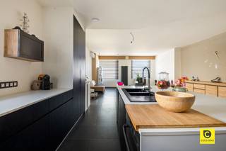 <p><span>Ruime halfopen woning met 4 slaapkamers en garage/magazijn in rustige, groene omgeving</span></p><p><span>Deze charmante halfopen woning met vier slaapkamers en een achterliggend magazijn/werkruimte bevindt zich op een steenworp afstand van de belangrijke verbindingswegen naar Antwerpen, Brussel en Gent. Gelegen in een rustige wijk tussen het park en De Schorre, op wandelafstand van het centrum van Boom, combineert deze woning rust, ruimte en een uitstekende bereikbaarheid.</span></p><p><span>Met een bewoonbare oppervlakte van 236 m² en een grondoppervlakte van 386 m² biedt deze woning volop plaats voor het hele gezin, met een perfecte mix van functionaliteit, comfort en modern design.</span></p><p><span>Indeling:</span></p><ul><li><span>Gelijkvloers:</span><span> Bij binnenkomst via de inkomhal ontdek je een ruime, lichtrijke living van circa 56 m². De eigentijdse keuken met centraal eiland is afgewerkt met hoogwaardige materialen en moderne toestellen. De open leefruimte zorgt voor een gezellige, aangename sfeer met veel natuurlijk licht. De vloeren zijn voorzien van stijlvolle donkere tegels, onderhoudsvriendelijk en hedendaags. De living is uitgerust met airco en rolluiken. Verder biedt het gelijkvloers een gastentoilet, twee bergingen, een bureauruimte, een slaapkamer en een praktische wasruimte. </span></li><li><span>Eerste verdieping:</span><span> Hier bevinden zich drie slaapkamers van respectievelijk circa 16 m², 10 m² en 19 m², waarvan de grootste voorzien is van airco. De moderne badkamer beschikt over een wellness-badkamer met douche, glazen afscheiding en praktische voorzieningen. </span></li><li><span>Oprit en garage/magazijn:</span><span> De woning beschikt over een ruime oprit voor meerdere autos. De garage/magazijn van circa 37 m² biedt talloze mogelijkheden, van hobbyruimte tot werkplaats. </span></li></ul><p><span>Extra troeven:</span></p><ul><li><span>Halfopen bebouwing met veel privacy </span></li><li><span>Vier slaapkamers + bureauruimte </span></li><li><span>Oprit voor meerdere autos </span></li><li><span>Garage/magazijn van circa 37 m² </span></li><li><span>Uitstekende verbinding naar Brussel, Antwerpen en Mechelen </span></li><li><span>Op wandelafstand van winkels, scholen, openbaar vervoer en groen</span></li><li><span>asbest veilig </span></li></ul>