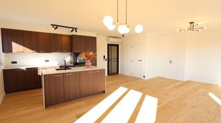 Op de vierde verdieping van residentie Mozart vindt u dit prachtig, volledig vernieuwd appartement. <br /><br />Bij het binnenkomen wordt u verwelkomd in een inkomhal met gastentoilet. De lichtrijke woonkamer met open keuken vormt het hart van het appartement en biedt een aangename leefruimte met veel natuurlijk licht.<br /><br />De gloednieuwe keuken is volledig uitgerust met alle hedendaags comfort: spoeltafel, vaatwasmachine, ingebouwde koelkast en diepvries, inductiekookplaat en dampkap.<br /><br />Verder beschikt het appartement over:
<ul>
	<li>Twee volwaardige slaapkamers</li>
	<li>Een extra dressing- of bureauruimte </li>
	<li>Moderne badkamer met dubbel lavabomeubel en ruime inloopdouche</li>
	<li>Praktische berging met aansluiting voor wasmachine</li>
	<li>Terrasje aansluitend aan de woonkamer</li>
	<li>Kelderberging aanwezig</li>
</ul>
Het appartement werd volledig gerenoveerd en geschilderd, voorzien van stijlvolle verlichting, parketvloeren en overal dubbele beglazing. Dankzij de warmtepomp geniet u van energiezuinige verwarming en optimaal comfort.<br /><br />Gemeenschappelijke kosten: € 60 per maand. <br /><br />📍 Topligging <br />Gelegen op wandel- en fietsafstand van het bruisende stadscentrum van Roeselare. In de onmiddellijke omgeving vindt u tal van winkels, supermarkten, horecazaken en scholen. Ook het station van Roeselare bevindt zich vlakbij, wat zorgt voor een vlotte verbinding richting Brugge, Kortrijk en Gent. Daarnaast zijn belangrijke invalswegen snel bereikbaar.<br /><br /><strong>🗝 Onmiddellijk beschikbaar!</strong><br /><br />Interesse in dit instapklare en energiezuinige appartement op een uitstekende locatie? <br />Ga naar www.dicasa.be, klik op het pand dat u wenst te huren en vul via de knop "Ik ben kandidaat" een kort profiel in. Enkel via deze weg kunnen bezichtigingen aangevraagd worden – telefonisch worden geen afspraken ingepland.