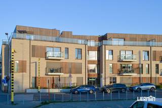 Op een uitstekende locatie, vlak bij het station en op wandelafstand van het bruisende centrum van Zottegem, bevindt zich residentie Leon. Dit recent gebouwde en vergunde complex van assistentiewoningen geniet van een bijzonder gunstige ligging, met winkels, openbaar vervoer, horecazaken en tal van andere voorzieningen binnen handbereik. <br /><br />Binnen deze residentie bieden wij een aangename éénslaapkamer assistentiewoning op de tweede verdieping te koop aan. <br /><br />De flat beschikt over een lichtrijke leefruimte met eetplaats, salon en een volledig uitgeruste keuken, voorzien van een oven, koelkast en vaatwasser. De eetplaats geeft uit op het aangename terras. Verder is er een ruime slaapkamer met een op maat gemaakte kast en een volledig betegelde badkamer, uitgerust met een ruime open douche, toilet, handdoekdroger en praktische opbergkasten. Een afzonderlijke berging/wasplaats zorgt voor extra opbergruimte. <br /><br />Als bewoner geniet u bovendien van verschillende gemeenschappelijke voorzieningen, waaronder een gezellige ontmoetingsruimte, een ruime en aangename binnentuin, een fietsenstalling en een berging in de kelder. <br /><br />Een private autostaanplaats kan afzonderlijk aangekocht worden voor €10.000. <br /><br />Ook op energetisch vlak heeft deze flat heel wat te bieden, met een gunstig EPC-label A, zonnepanelen en centrale verwarming op aardgas. De elektrische installatie is conform. <br /><br />Deze erkende assistentiewoning vormt een interessante opportuniteit, zowel voor investeerders als voor wie op zoek is naar een comfortabele woonomgeving, nu of in de toekomst.<br />De flat is momenteel niet verhuurd en beschikbaar bij akte. <br /><br />De verkoop valt onder de registratierechten en niet onder BTW. Mogelijke vrijstelling van onroerende voorheffing. <br /><br />Interesse? Contacteer ons via info@immolierman.be of 053 89 99 66. Wij bezorgen u graag alle verdere informatie!