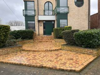 <p>Ideaal gelegen tussen Ninove & Brussel biedt deze lucratieve opbrengsteigendom :</p>
<p>✅ 4 appartementen met 1 slaapkamer ( +/- 65 m2 )</p>
<p>✅ 1 duplex met 3 slaapkamres ( +/- 110 m2 )</p>
<p>✅ 6 overdekte staanplaatsen</p>
<p>✅ extra parking</p>
<p>✅ tuin.</p>
<p>Alle eenheden zijn verhuurd.<br />Opbrengst +/-<span> </span><strong>5%</strong><span> </span>op jaarbasis.</p>
<p>Rendabiliteit mogelijk fors te verhogen na het uitvoeren enkele moderniseringswerken.</p>