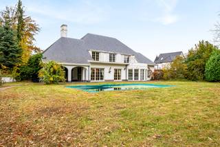 This stylish and timeless villa, located in the peaceful Berbroek (Herk-de-Stad), offers a perfect combination of space, comfort, and character. With a plot of 2,939 m² and a living area of 381 m² (source EPC), you can enjoy generous living spaces in a green and conveniently located area, close to the highway and all amenities. An additional asset is the detached garage (+-90m2) at the back of the plot.<br />The villa was built in 1989 and stands out for its thoughtful layout and authentic finishing. The bright living room with a cozy TV corner and adjoining kitchen creates a warm and open atmosphere. Both the living room and the kitchen are fully oriented towards the garden, providing pleasant natural light and a harmonious indoor-outdoor feeling.<br />Adjacent to the kitchen is a practical laundry room and a double indoor garage. The entrance hall with reclaimed natural stone floor and characterful staircase is a stylish eye-catcher upon entering. On the first floor, there are four bedrooms, a separate toilet, and a spacious bathroom.<br />The south-facing garden offers sun all day and, together with the pleasant terrace, forms an ideal place to relax or enjoy outdoor activities. At the back of the plot, there is also a large detached garage of approximately 90 m², which offers numerous possibilities for hobbies, storage, or independent activity.<br /><br />Extraordinary features:<br />- Plot area: 2,939 m²<br />- 4 bedrooms<br />- South-facing garden with covered terrace and fireplace<br />- Detached garage of approximately 90 m² at the back of the plot<br />- Wide plot +- 38m<br />- To be renovated swimming pool