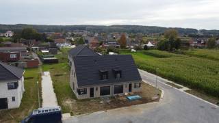 Welkom bij dit indrukwekkende en variërende vastgoedproject in het prachtige Kluisbergen, centraal gelegen tussen Oudenaarde, Ronse en Kortrijk. In de tweede fase bieden we 18 kavels aan, als onderdeel van het totale aantal van 56 kavels dat dit project zal omvatten.<br /><br />Dit ambitieuze project wordt in verschillende fasen ontwikkeld. Momenteel zijn 18 kavels beschikbaar in de tweede fase, met goedgekeurde bouwplannen. Andere fasen zullen nog worden ontworpen en ingediend. Ongeacht de fase waarin u geïnteresseerd bent, heeft u inspraak in de materiaalkeuze en afwerking. Als u snel beslist, kunt u zelfs meedenken over de indeling van de ruimte.<br /><br />Lot 20 is een halfopen bebouwing op 333 m² met één bouwlaag en maakt deel uit van een reeks van twee aaneengeschakelde woningen. De afwerking volgt het hoogwaardige standaardlastenboek.<br /><br />Heeft u vragen of wilt u meer informatie? Neem dan gerust met ons contact op en wij begeleiden u graag naar uw droomwoning!