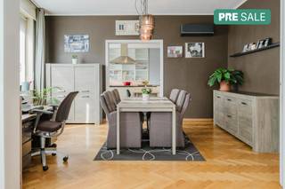 De woning is gelegen in het gegeerde centrum van Marke, op wandelafstand van winkels, scholen en openbaar vervoer. Bovendien bent u op slechts enkele minuten van de belangrijkste invalswegen rond Kortrijk. Met drie volwaardige slaapkamers, een inpandige garage en een vat vol bergruimte biedt deze woning alle plek die een modern gezin nodig heeft. Contacteer Xan voor meer info of een bezoek ter plaatse via 0477 56 02 71 of xan.debaenst@dewaele.com.Bestuursmaatregelen in het maatregelenregister: in aanvraag