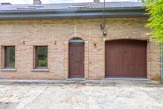 <p>Deze ruime dubbelwoonst met 5 slaapkamers is gelegen op een ruim perceel van 62a34ca in Dilbeek en biedt een unieke combinatie van ruimte, privacy en veelzijdigheid. Gelegen nabij het centrum van Dilbeek, openbaar vervoer, winkels en belangrijke invalswegen, geniet dit eigendom van een vlotte bereikbaarheid terwijl het toch een oase van rust biedt.</p><p>Het domein is toegankelijk via een lange privé-oprit die afgesloten is met een automatische poort, wat meteen zorgt voor extra privacy en comfort. De linkse woning verwelkomt je via een ruime inkomhal van 14,24m² met apart toilet. Vanuit de hal bereik je de lichtrijke woonkamer van 40,42m² met directe toegang tot het terras, ideaal om te genieten van de rustige buitenomgeving. Aansluitend bevindt zich de geïnstalleerde keuken van 14,24m².</p><p></p><p>Op de eerste verdieping leidt de nachthal naar twee slaapkamers en een badkamer.</p><p>De rechtse woning beschikt eveneens over een inkomhal van 11,92m² met toilet. De leefruimte met woonkamer en eetkamer van 29,43m² biedt een aangename woonomgeving en sluit aan op de geïnstalleerde keuken van 12,57m². Op de eerste verdieping bevinden zich drie slaapkamers van respectievelijk 15,57m², 13,81m² en 12,35m², een bureau van 9,66m² en een badkamer met ligbad.</p><p>Deze woning beschikt bovendien over een eigen garage. Achter de woningen bevindt zich een bijgebouw dat momenteel is ingericht als twee afzonderlijke garages, wat extra opslag- en parkeermogelijkheden biedt.</p><p></p><p>Een belangrijk pluspunt is dat beide woningen eenvoudig kunnen worden samengevoegd tot één ruime woning. <strong>Bovendien kunnen beide woningen uitgebreid worden tot een volume van 1.000m³</strong>, wat heel wat mogelijkheden biedt voor wie de bestaande woningen verder wil uitbreiden en aanpassen aan zijn eigen behoeften. Hierdoor is het eigendom onder meer geschikt voor grote gezinnen, meerdere generaties of wie wonen en werken wil combineren.</p><p></p><p>Het volledige dak werd vernieuwd en geïsoleerd in 2017, wat bijdraagt aan het comfort van het geheel. Dankzij het ruime perceel zijn er bovendien tal van mogelijkheden voor wie op zoek is naar ruimte, privacy, plaats voor dieren of een interessante investeringsopportuniteit.</p><p></p><p>De EPC-waarden bedragen 264 kWh/m² en 308 kWh/m².</p><p></p><p>Neem gerust contact op voor meer informatie of om een bezoek te plannen.</p>