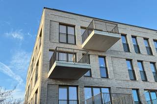 <strong>Maak vrijblijvend uw afspraak voor een individuele rondleiding op de werf en ontdek de troeven van dit project.</strong><br /><br />Dit tweeslaapkamer appartement van 91,40 m² beschikt over een inkomhal met toegang tot de lichtrijke eet- en leefruimte, een open keuken met voldoende opbergruimte, twee slaapkamers, een afzonderlijk toilet en een badkamer voorzien van een wastafel en een inloopdouche. Het appartement heeft een oostelijk georiënteerd terras van 8,10 m². <br /><br />Residentie 'Thuis aan de Statie' is een centraal gelegen en energiearm nieuwbouwproject bestaande uit 29 kwalitatief afgewerkte appartementen met 1, 2 en 3 slaapkamers en ruime zonneterrassen verspreid over het gelijkvloers, de eerste, tweede en derde verdieping. Naast de future-proof technieken, vrij van fossiele brandstoffen, en het lastenboek wordt een nadruk gelegd op het sociale aspect, waarbij een gezamenlijk daktuin van 300 m² wordt voorzien. Het hoge comfort vertaalt zich in het gebruik van efficiënte, vooruitstrevende technieken, waarbij ieder appartement werd voorzien van een eigen warmtepomp in combinatie met vloerverwarming. De appartementen worden ook uitgerust met een ventilatiesysteem type D. Er zijn 18 bovengrondse staanplaatsen voorzien.<br /><br />Verlaagd BTW-tarief van 6% mogelijk op de volledige constructiewaarde, nu ook voor investeerders mits min. 15 jaar verhuur.<br /><br />Benieuwd? guillian@landbergh.be of 09 278 78 79.