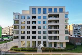 Dit nieuwbouwappartement met twee slaapkamers is gelegen op de tweede verdieping van het project Liv De Molens. Het appartement van 95 m² is als volgt ingedeeld: via de inkomhal met apart toilet en plaats voor een vestiairekast bereikt men de lichtrijke eet- en leefruimte met een volledig geïnstalleerde open keuken met praktische berging. Gezien de grote glaspartijen heeft u naast de diverse uitzichten ook een mooie lichtinval gedurende de volledige dag. De leefruimte geeft toegang tot het terras van 15 m².  Daarnaast zijn er nog twee slaapkamers en een badkamer, voorzien van een breed lavabomeubel en inloopdouche.<br /><br />Het appartement ligt op wandelafstand van alle dagelijkse voorzieningen en op 10 minuten van het station van Deinze. De site biedt sport, recreatie, horeca en diverse diensten.<br />Het appartement is energiezuinig afgewerkt en voorzien van vloerverwarming, fotovoltaïsche zonnepanelen, een hoogrenderende condensatieketel op aardgas en een ventilatiesysteem type D. In de ondergrondse parking is eveneens een berging voorzien.<br /><br />Provisie voor gemene lasten &amp; verwarming: €150/maand<br />Autostaanplaats: €80/maand<br />CV op aardgas / E-peil: 25 (A) / Mobiscore: 8,5 / Beschikbaar vanaf 1/12/2025 <br /><br />Landbergh werkt met het platform mijnhuurprofiel.be. Bezorg ons je profiel via https://landbergh.mijnhuurprofiel.be/property/771c9fb3-1bdf-4fc1-a2ee-5e728ff42dc7 en dan nodigen we je uit voor het bezoekmoment