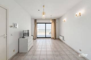 Op een absolute topligging, centraal op de Zeedijk ter hoogte van de Kerkstraat, bevindt zich dit exclusieve penthouse op de bovenste verdieping. Dankzij deze centrale ligging geniet u van een vlotte bereikbaarheid, terwijl u dagelijks wordt omringd door de rust en het unieke gevoel van wonen aan zee.<br /><br />De absolute blikvanger van deze eigendom zijn de twee royale terrassen aan zowel de voor- als achterzijde, samen goed voor maar liefst ca. 50 m² buitenruimte. Aan de voorzijde geniet u van een adembenemend, panoramisch en volledig ongehinderd zeezicht, terwijl het achterterras u laat profiteren van de zon op elk moment van de dag. Zo combineert dit penthouse het beste van twee werelden: een spectaculair uitzicht én een optimale oriëntatie voor zonliefhebbers.<br /><br />Een zeldzame opportuniteit voor wie op zoek is naar exclusief wooncomfort, uitzonderlijke buitenruimte en een toplocatie op de Zeedijk. Een eigendom waar luxe, licht en het eindeloze uitzicht op de Noordzee samenkomen in een unieke woonbeleving.<br /><br />