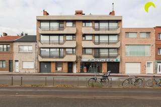 <p><span>Ontdek deze prachtige penthouse met panoramisch uitzicht in Hoboken. </span></p><p><span>De lift brengt u tot aan de voordeur van uw appartement, met een bewoonbare oppervlakte van circa 121 m² biedt dit lichte en ruime appartement 3 slaapkamers, een luxueuze badkamer en een uitnodigende open leefruimte die indruk maakt op wie houdt van comfort en stijl.</span></p><p><span> </span></p><p><span>De living vormt het hart van de woning: een grote, lichtrijke woonkamer, aangrenzend aan een eetruimte en een hypermoderne witte keuken met zwarte, granieten werkbladen en een praktisch eiland. De grote raampartijen brengen daglicht binnen en geven rechtstreeks toegang tot een uitgestrekt terras waar u volop van de buitenlucht kunt genieten en gasten kunt ontvangen.</span></p><p><span> </span></p><p><span>Dit appartement telt drie volwaardige slaapkamers, ontworpen voor rust en privacy. De slaapkamers beschikken over voldoende opbergruimte en een warme, hedendaagse afwerking. Een ruime, luxe badkamer is ingericht met dubbele wastafels, een inloopdouche en een vrijstaand badgedeelte; er is ook een apart toilet aanwezig voor extra comfort. In de aparte wasruimte vindt u bovendien plaats voor wasmachine en droogkast.</span></p><p><span> </span></p><p><span>Het interieur combineert strakke witte kasten met warme houten elementen en marmeren accenten, wat een tijdloze, elegante sfeer creëert, is voorzien van airconditioning in twee kamers en heeft diverse praktische bergingsmogelijkheden. De vloeropbouw en afwerking geven het geheel een hoogwaardige uitstraling die direct aantrekt.</span></p><p><span> </span></p><p><span>Het appartement beschikt ook over een grote buitenruimte die een panoramisch uitzicht biedt op de omgeving. De ligging in Hoboken is ideaal: nabij voorzieningen, winkels en openbaar vervoer, waardoor dagelijkse comfort hand in hand gaat met een vlotte bereikbaarheid naar de nabijgelegen steden. Op korte afstand vindt u onder meer een apotheek en diverse winkels, wat het wonen hier extra aangenaam maakt.</span></p><p><span> </span></p><p><span>Graag som ik voor u de troeven van dit appartement op: </span></p><p><span>- Open living met eetgedeelte en moderne, ruime keuken</span></p><p><span>- Groot buitenterras met panoramisch uitzicht</span></p><p><span>- Luxe badkamer met dubbele wastafels, inloopdouche en bad</span></p><p><span>- Drie slaapkamers,Wasruimte/berging</span></p><p><span>- Garage bij aan te kopen aan 25.000 euro</span></p><p><span> </span></p><p><span>EPC 234 kWh/m² jaar - label C</span></p><p><span>P-score (perceelscore): A</span></p><p><span>G-score (gebouwscore):</span><span> A</span></p><p><span> </span></p><p><span>Voor een bezoek ter plaatse kan u ons contacteren op het nummer 03 449 42 41 of mail ons via hallo@habicom.be.</span></p><p><span>Benieuwd naar de waarde van jouw woning?  Check het gratis op <span>www.watismijnhuiswaard.be</span></span></p><p><span> </span></p>