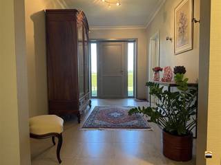 Prachtig gelegen villa met 3 slaapkamers en garage op mooi perceel van ca. 16 are.* GEEN RENOVATIEPLICHT (EPC: C)* ASBESTVEILIG Vlakbij het centrum...