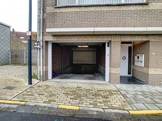 Vlot te bereiken, ondergrondse garagebox te koop gelegen te Oudstrijdersplein 9, centrum Middelkerke in de residentie "'T Pleintje".<br /><br />Afmetingen:<br />- breedte 2,60m<br />- diepte 5,05m<br />- nuttige hoogte 1,90m<br /><br />Bent u op zoek naar een Garagebox te koop te centrum Middelkerke?<br />Aarzel niet en leg vandaag nog uw bezoek vast!<br /><br />Bestuursmaatregelen in het maatregelenregister: in aanvraag