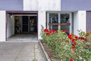 <p><span>Inpandse garage met oprit in rustige straat.</span></p><p><span> </span></p><p><span>Indeling:</span></p><p><span>Deze garagebox situeert zich vooraan het gebouw met huisnummer 58-60. De oprit voor deze box is ongeveer 8 meter diep. De kantelpoort is handbediend, loopt soepel en werd recent geschilderd. Ook de garagebox zelf kreeg een laagje verf.</span></p><p><span>De diepte is 5,80m en de breedte 2,61. Er is licht alsook een stopcontact. De vrije hoogte van de poort is 1,84m, de vrije breedte is 2,07.</span></p><p><span> </span></p><p><span>Extra info:</span></p><p><span>- Onmiddellijk beschikbaar.</span></p><p><span>- Gemeenschappelijke kosten: ongeveer € 15/mnd (verzekering, elektriciteit, etc.).</span></p><p><span> </span></p>