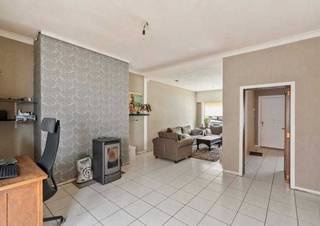 Rustig gelegen gezinswoning met 4 slaapkamers<br /><br />Leuke en rustig gelegen gezinswoning met 4 slaapkamers en garage.<br />Indeling: inkomhal, bureauruimte / slaapkamer, gezellige leefruimte, geïnstalleerde keuken, wasplaats, badkamer, apart toilet en inpandige garage.<br />Op de eerste verdieping bevinden zich de nachthal en 4 volwaardige slaapkamers. Tevens opbergzolder te bereiken met uitplooibare trap.<br />Volledig aangelegde en omheinde tuin met ruim tuinhuis aanwezig.<br />Troeven: goedgelegen in de het centrum van Oostrozebeke (winkels en scholen op wandelafstand), zonnepanelen aanwezig, regenwater, leidingen vernieuwd, ...