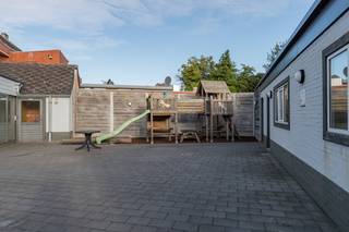 Op een goed bereikbare locatie in Hamont-Achel bevindt zich dit veelzijdige pand, bestaande uit een commercieel gelijkvloers, een ruime garage en een volledig afzonderlijk bereikbaar duplexappartement met twee slaapkamers en een aangenaam terras.<br />Een interessante opportuniteit voor wie wonen en werken wil combineren, maar evengoed voor een investeerder die op zoek is naar een eigendom met verschillende gebruiksmogelijkheden.<br />Handelsruimte<br />Het gelijkvloerse handelspand is momenteel vergund voor de uitbating van een frituur. Dankzij de bestaande commerciële bestemming en praktische indeling biedt het pand mogelijkheden voor een ondernemer die hier zijn eigen zaak wenst uit te bouwen.<br />De elektrische installatie van het handelspand is conform.<br />Aansluitend beschikt het gebouw over een ruime garage, wat zowel voor professioneel gebruik als voor bijkomende opslag een belangrijke meerwaarde vormt.<br />Duplexappartement<br />Het duplexappartement beschikt over een volledig aparte toegang, waardoor het woongedeelte duidelijk gescheiden blijft van de handelsactiviteit.<br />Binnen vinden we onder meer een woonkamer, geïnstalleerde keuken, badkamer en maar liefst twee slaapkamers terug. Een bijkomende troef is het ruime terras, waar het aangenaam en rustig vertoeven is.<br />De woning is voorzien van dubbele beglazing, PVC-raamwerk en verwarming op aardgas.<br />Voor het duplexappartement werd een EPC-label C vastgesteld. De elektrische installatie van het appartement is momenteel niet conform.<br />Troeven:<br />Handelspand met afzonderlijk duplexappartement<br />Handelsruimte vergund als frituur<br />Volledig aparte toegang tot het appartement<br />2 slaapkamers<br />Mooi en ruim terras<br />Ruime garage<br />Elektriciteit handelspand conform<br />EPC appartement: label C<br />Verwarming op aardgas<br />Dubbele beglazing en PVC-raamwerk<br />Interessant voor eigen uitbating, combinatie wonen/werken of als investering<br />Perceel van 319 m²<br /><br />Een eigendom met bijzonder veel mogelijkheden dankzij de combinatie van commerciële ruimte, woongelegenheid, garage en afzonderlijke toegangen.<br />Interesse in deze veelzijdige eigendom? Contacteer ons voor meer informatie of een bezichtiging.