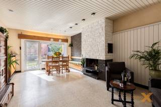 ***BEZOEKMOMENTEN VOLZET*** FANTASTISCHE SEVENTIES WONING MET GARAGE EN TUIN. Deze charmante perfect onderhouden woning, van eerste eigenaar, en met zijn typische seventies elementen, voldoet aan het hedendaags technisch comfort (Zonnepanlenen 3.240Wp - elektr 100% OK komende 25j - cv aardgas - Energielabel A!!). Woning bestaande uit: Gelijkvloers: Inkomhal/traphal, met grote vestiaireruimte, gastentoilet, lichtrijke gezellige woonkamer/salon met openhaard, fantastische seventies uitgeruste keuken (koelkast - diepvries - wasmachine/droogautomaat, combi-oven - inductiekookplaat - dampkap - dubbele spoeltafel), garage met elektrische sectionaalpoort, technische ruimte. 1e verdieping: lichtrijke nachthal, 1 heel grote slaapkamer met toegang tot dakterras, 2 kinderkamers, ingerichte badkamer (inloopdouche - toilet - lavabomeubel - inbouwkasten). Uitbreiding 1e verdieping technisch mogelijk (bijmaken 4e slaapkamer of dressing bvb). Centrale verwarming op aardgas (hoogrendement - condensatieketel), alu ramen dubbel hoogrendementglas, woning is asbestveilig - geen asbestmaterialen gevonden, werkende traplift aanwezig - kan worden verwijderd, leuke zonnige tuin met groot terras (voorzien van elektrische zonneluifel) en tuinhuis. ABSOLUTE TOPWONING - MEUBELS ZETTEN EN WONEN!! Bezoek enkel mogelijk op afspraak met Immo-X via mail.