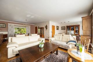 <strong>Deze ruime woning met 3 slaapkamers en inpandige garage is centraal gelegen aan de stadsrand van Herentals. </strong><span><br /><br /><strong>Ligging:</strong> op een invalsweg net buiten de ring van Herentals. Vlakbij de bossen van de "Toeristentoren", snepkensvijver en andere natuurgebieden. Eveneens op korte afstand van winkels, scholen, station, ...</span><span><br /><br /><strong>Omschrijving:</strong> de woning werd gebouwd in 1970 en beschikt over volgende indeling: een ruime inkomhal geeft u toegang tot de grote inpandige garage, berging/wasplaats en toilet. De eerste verdieping omvat leefruimte in L-vorm (parket), bureau/speelruimte/... en keuken met alle comfort. Via de trap komt u op de tweede verdieping met 3 slaapkamers en badkamer voorzien van ligbad/douche, lavabo en bidet. Via een vouwtrap is er nog een kleine bergzolder. Achteraan beschikt deze woning over een tuintje dat wordt gehuurd van spoorwegen voor een klein jaarlijks bedrag.<br /><br />Extra info: Kruipkelder onder ganse woning I Aluminium ramen I Rolluiken achteraan I Cv op stookolie I EPC: 469 kWh/m2 (Label E - renovatieverplichting). <br /><br />Deze woning valt onder de renovatieplicht. Voor meer info kijk op de website van het Vlaams Energie- en Klimaatagentschap: https://www.vlaanderen.be/een-huis-of-appartement-kopen/renovatieverplichting-voor-residentiele-gebouwen<br /><strong><br />Bijzondere informatieplicht</strong>: Vg, Wg, Gmo, Gvv, Gvkr.</span>