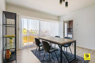 <p><span>Welkom in dit prachtige, moderne en functionele appartement in het vriendelijke Aartselaar!</span></p><p><span>Dit instapklare appartement van 90 m² (volgens EPC) combineert comfort, stijl en praktische leefruimte. Gelegen in een kleinschalig gebouw zonder lift, bevindt het appartement zich op wandelafstand van het dorpscentrum, met winkels, scholen en openbaar vervoer binnen handbereik.</span></p><p><span>Indeling:</span><span><br />De open woonkamer en eetruimte vormen samen een gezellige en ruime leefzone, ideaal om samen te komen met familie en vrienden. Grote schuifdeuren geven toegang tot het balkon met een ruim uitzicht op het groen.</span></p><p><span>De moderne, gesloten keuken is volledig uitgerust met kwalitatieve inbouwapparatuur en afgewerkt met een stijlvolle grijze tegelachterwand en warme houten accenten. Ruime werkbladen bieden voldoende plaats voor al uw culinaire activiteiten.</span></p><p><span>Het appartement beschikt over drie slaapkamers: twee ruime kamers met grote ramen voor veel natuurlijk licht, en een iets compactere kamer, perfect als bureau, babykamer of dressing.</span></p><p><span>De badkamer is praktisch en modern ingericht, met donkere tegels, een inloopdouche en een modern wastafelmeubel. Extra gemak biedt de ingebouwde wasmachine en droger. Het toilet is apart gelegen.</span></p><p><span>Extra troeven van dit appartement:</span></p><ul><li><span>Instapklaar en goed onderhouden </span></li><li><span>Veel natuurlijke lichtinval </span></li><li><span>Doorlopend appartement met slimme indeling </span></li><li><span>Drie slaapkamers </span></li><li><span>Kleinschalig gebouw voor maximale rust </span></li><li><span>Elektriciteit conform </span></li><li><span>Wandel afstand van het dorp van Aartselaar </span></li><li><span>Rustige buurt</span></li></ul><p><span>Met zijn lichte, moderne design, kwalitatieve afwerking en uitstekende ligging in Aartselaar, biedt dit appartement een ideale combinatie van comfort, stijl en praktische levenskwaliteit.</span></p>