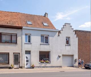 Op zoek naar een ruime woning met grote tuin in Ooigem? Dan zou dit wel eens jouw match kunnen zijn! Deze stevige woning telt 3 slaapkamers, mogelijkheid tot 6 slaapkamers, een inpandige garage met plaats voor 2 wagens en ligt op een perceel van 640 m².<br />Deze woning ligt vlakbij de Leie, ideaal voor leuke avondwandelingen!<br /><br />Mits enkele opfrissingswerken (vooral schilderen of herbehangen) tover je deze woning om tot een echte thuis. <br /><br />TROEVEN:<br />* GEEN RENOVATIEVERPLICHTING<br />* ELEKTRICITEIT CONFORM<br />* ASBESTVEILIG<br />* ZONNEPANELEN<br />* MOGELIJKHEID TOT 6 SLAAPKAMERS<br />* INPANDIGE GARAGE VOOR 2 WAGENS<br />* ZUIDGERICHTE TUIN (640 m2)<br /><br /><br />INDELING:<br /><br />We betreden de woning via de ruime inkomhal. Aansluitend bevindt zich de ruime leefruimte en leefkeuken voorzien van alle courante toestellen. Op het gelijkvloers bevindt zich ook de badkamer en een apart gastentoilet. <br />Op de eerste verdieping zijn 3 volwaardige slaapkamers. Er is een vaste trap naar de geïsoleerde zolder, die kan dienen als extra slaapkamer. <br />De woning beschikt over een ruime inpandige garage (ideaal voor 2 wagens) en een ruime wasberging. Daarnaast zijn er nog 2 kelders aanwezig.<br />In de garage is er ook nog een vaste trap naar een verdieping waar 2 extra kamers zijn, ideaal als werkruimte of als slaapkamers. <br /><br />Een absolute troef? De woning staat op een perceel van 640 m2 en beschikt over een zuidgerichte tuin. De ideale plek om te genieten van lange zomeravonden!<br /><br /><br />Klaar om deze woning zelf te ontdekken? Plan snel je bezoek!<br /><br />Ref.: LS/26049/TK<br />UC.: 20200206-0002245029-RES-1<br />Stedenbouw in aanvraag